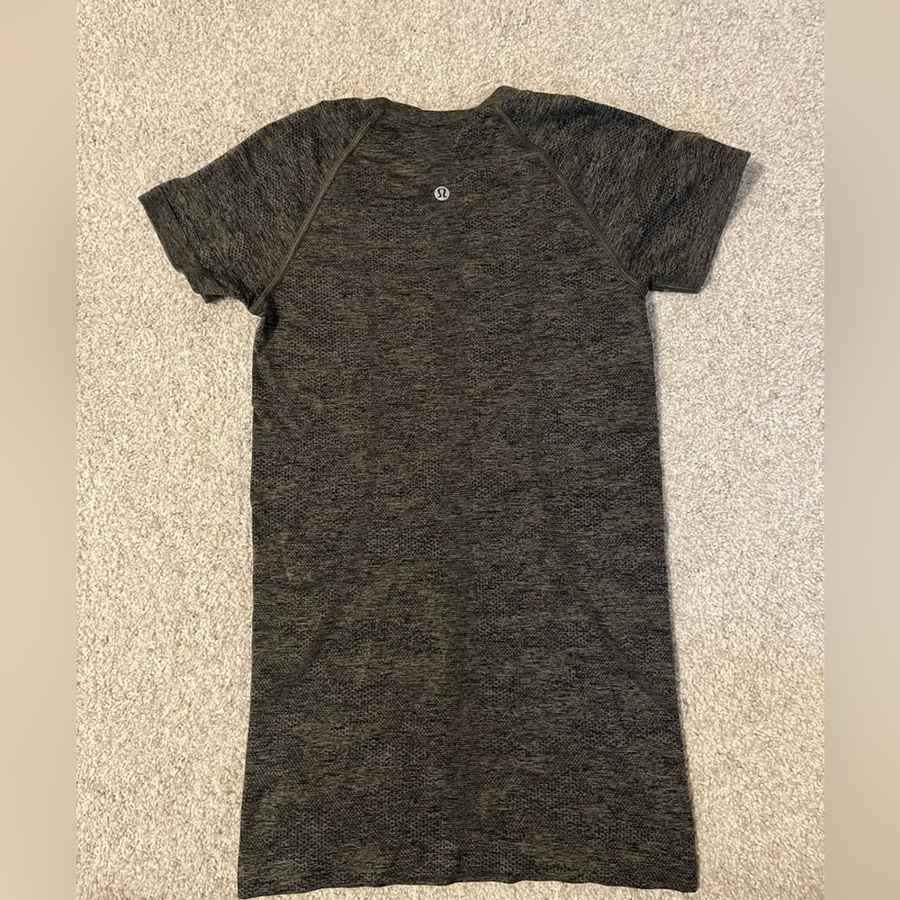 Lululemon swiftly tech tee size 4
